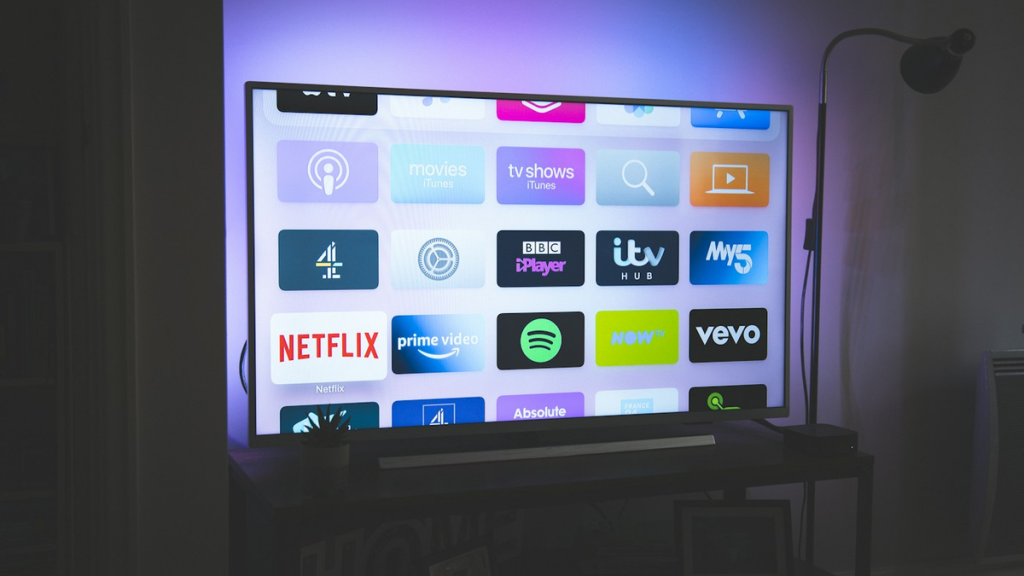 IPTV vs Televisión por Cable y Satélite: Comparativa Exhaustiva de Costes y Canales (2026)